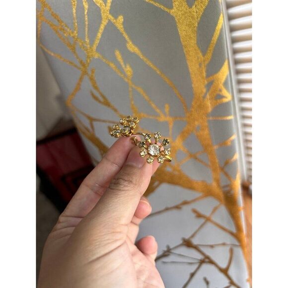 Screw back Rhinestones Earrings - Picture 3 of 4